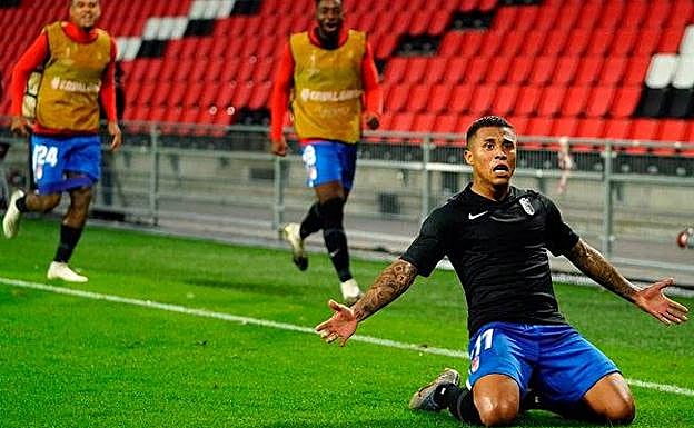 Darwin Machís se arrodilla con su gol en Eindhoven.