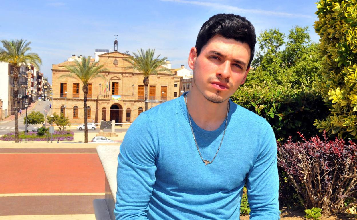 El joven artista linarense Mufin, con el Palacio Municipal al fondo. 