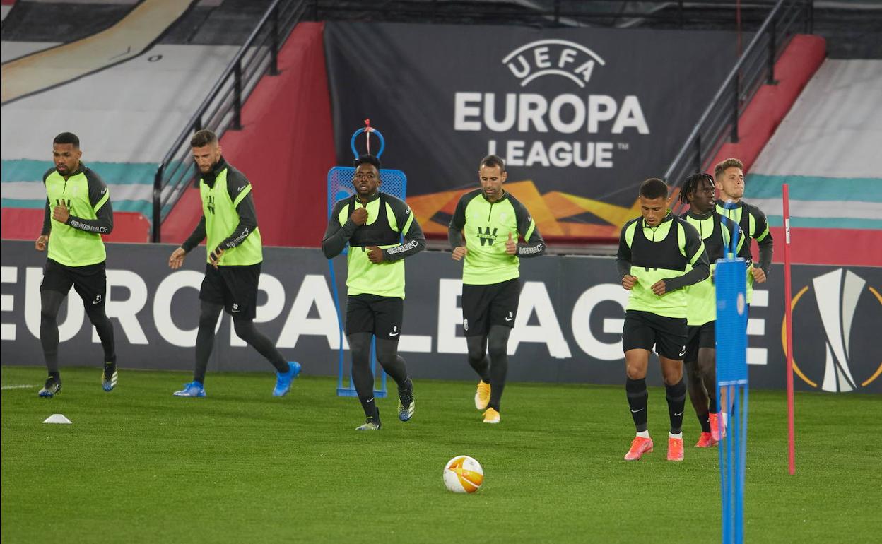 Los futbolistas del Granada se ejercitan en Los Cármenes antes de un partido de Europa League. 
