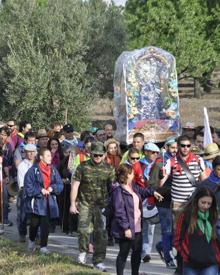 Imagen secundaria 2 - Romería de la Amistad. Cruz en Baza el año pasado. Comienzo de la romería de Zújar.