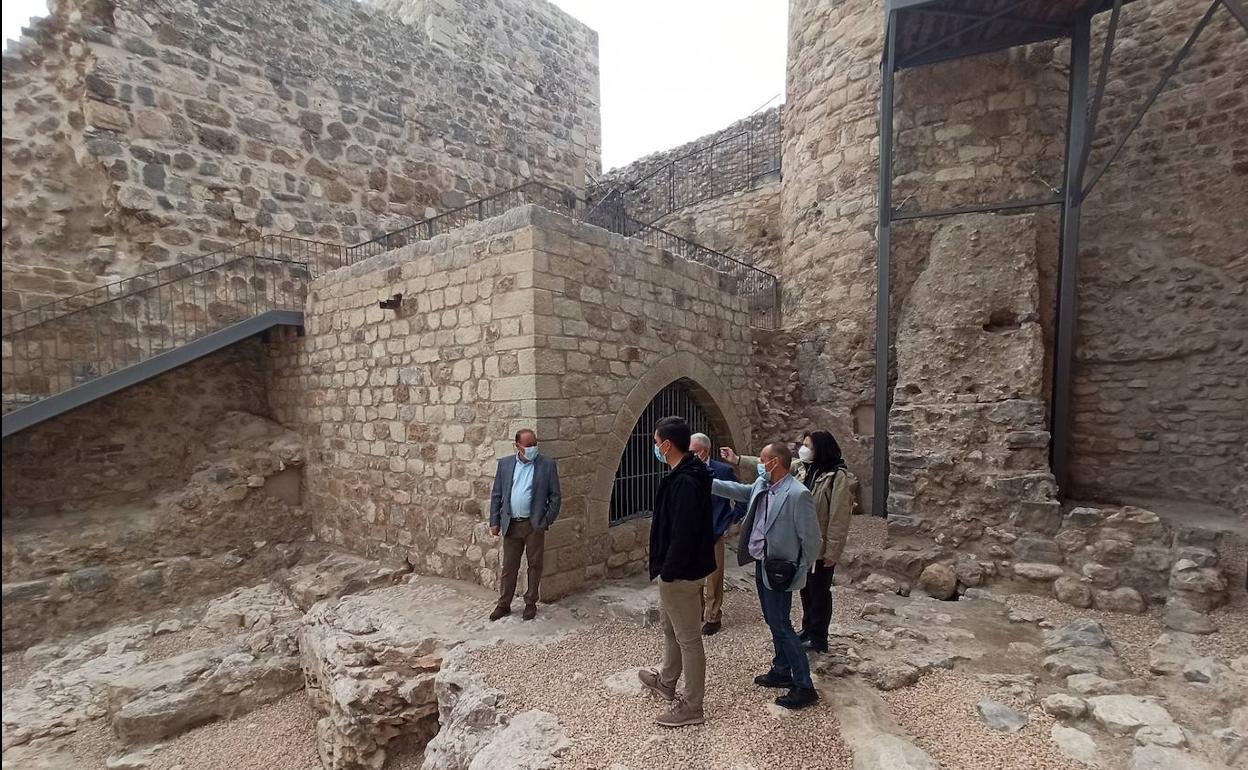 Visita del alcalde y responsables municipales al castillo. 