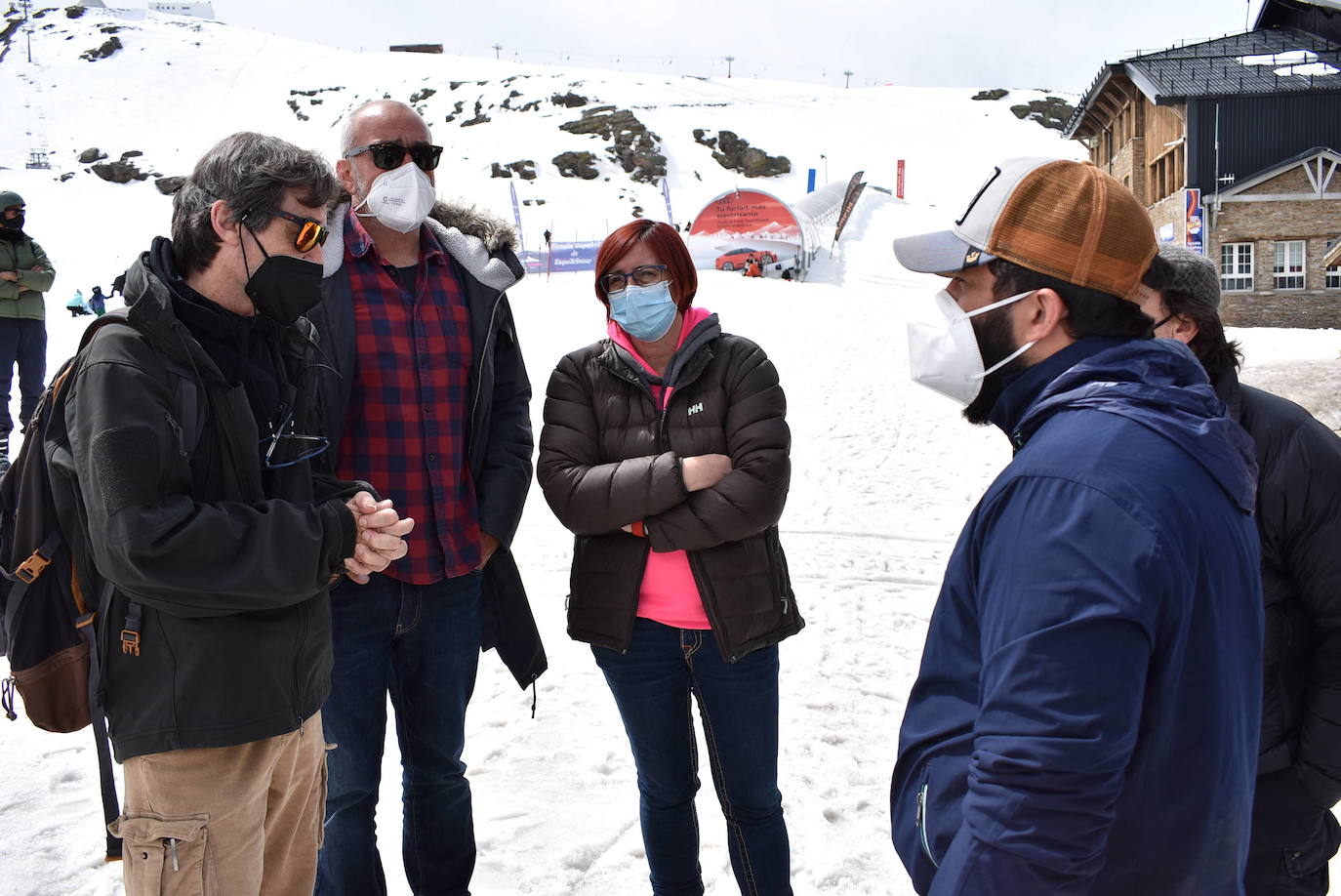 Parte del equipo de localización de 'El Refugio', en Sierra Nevada. 