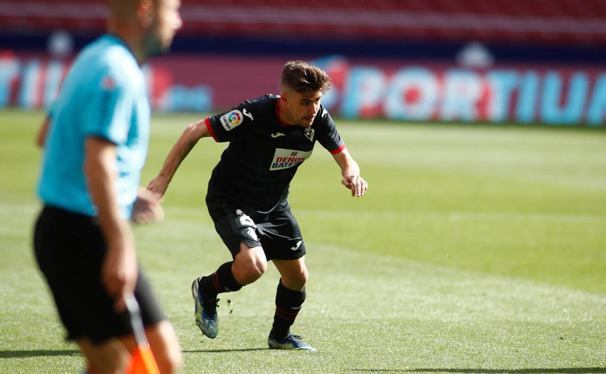 Álex Pozo avanza por la banda el pasado domingo en el Wanda Metropolitano. 