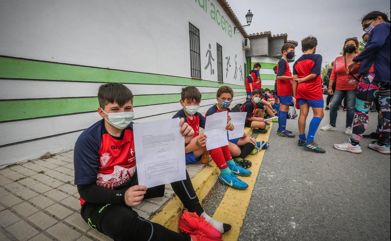 Los jugadores de los clubes de fútbol de Maracena con la carta de aviso para la realización del test 