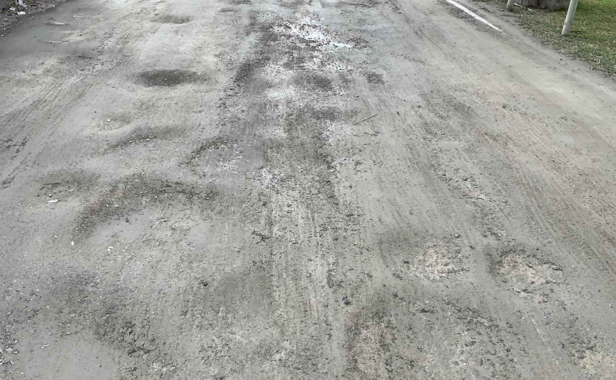 El PSOE advierte de «los molestos baches y socavones» que hay en el acceso a Playa Granada