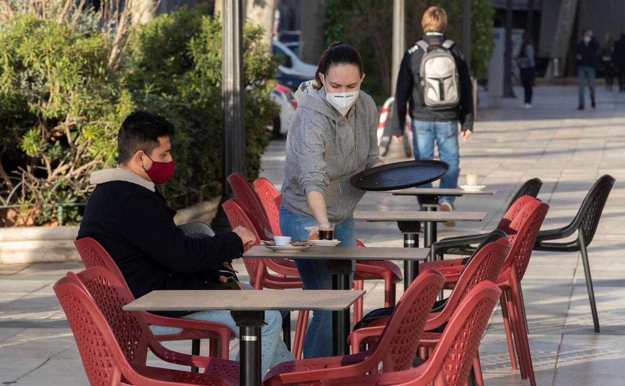 El cierre total de bares y comercios sobrevuela Alcalá la Real y otros 11 municipios y Linares se aleja a un día del examen