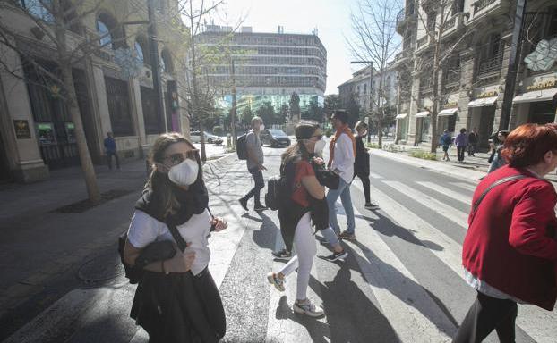 Gente caminando por las calles de Granada.