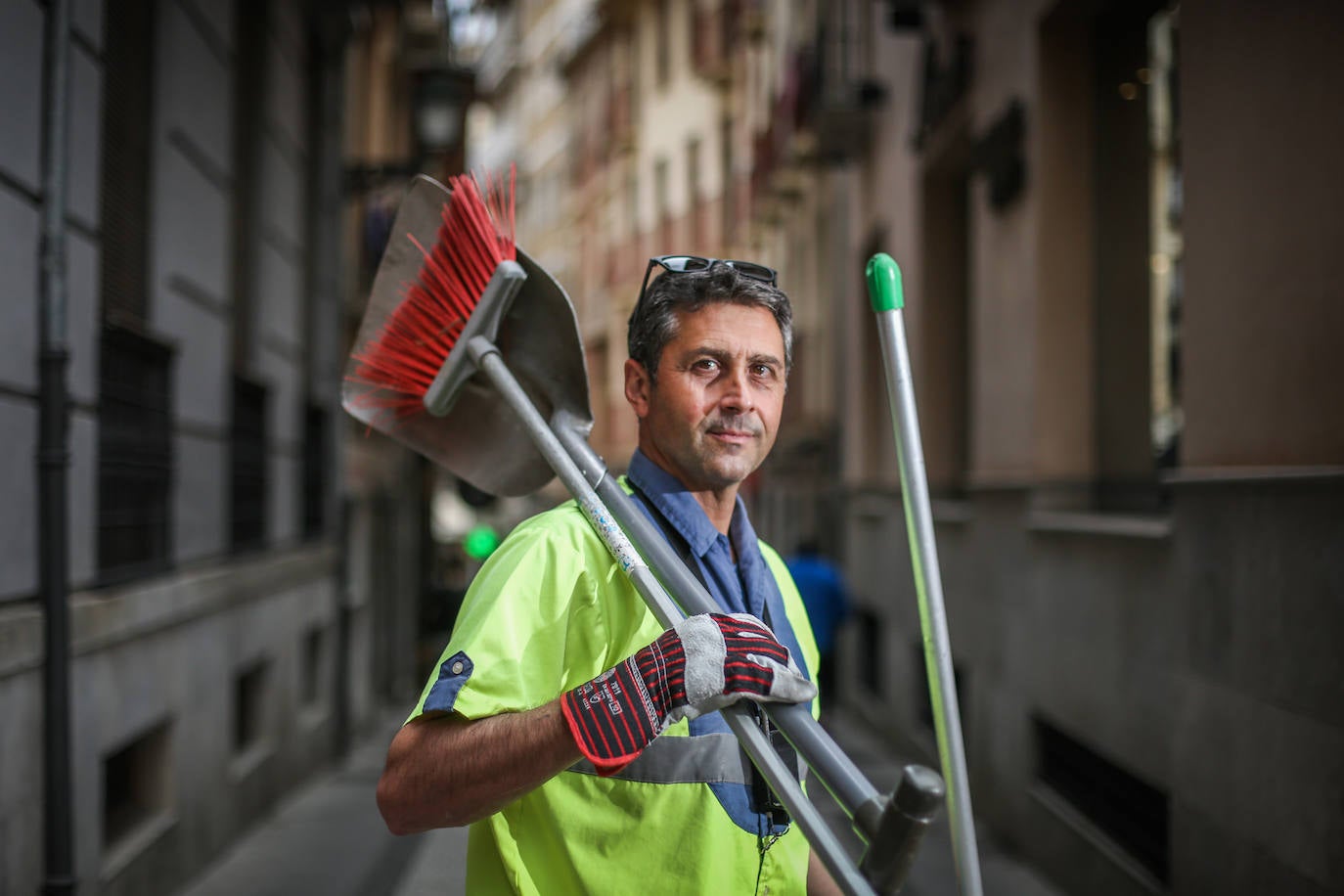 Este peón ha sido durante años barrendero en algunos de los rincones más emblemáticos de Granada. 