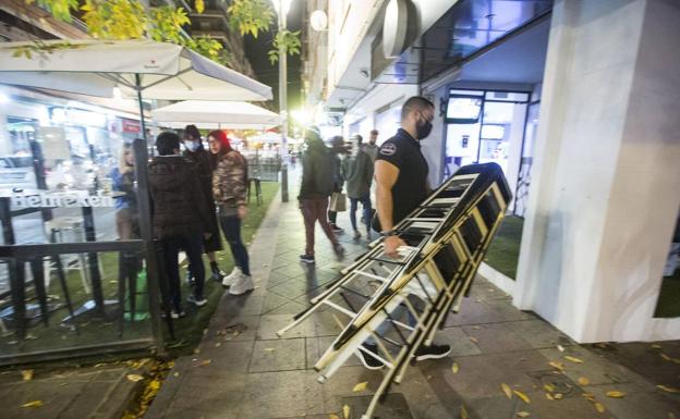 Nuevas medidas y restricciones en Andalcuía | El BOJA confirma los municipios andaluces con cierre perimetral, los que cambian horarios y los que cierran bares desde el viernes