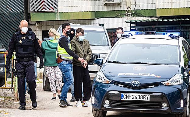 Dos de los detenidos ayer cuando iban a ser trasladados a los calabozos de Policía Nacional. 