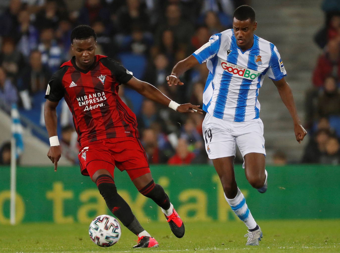 Mickael Malsa controla el balón ante el delantero de la Real Isak, en la Copa del Rey. 