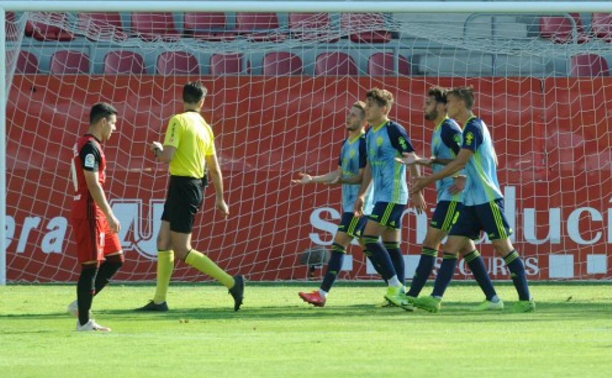 Los jugadores de la UD Almería se sorprendieron por el penalti en contra en la última visita.