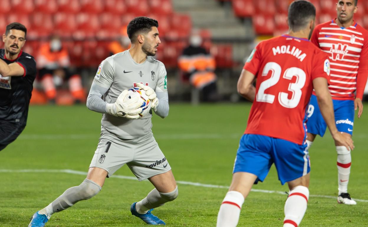 Rui Silva atrapa un balón durante la segunda mitad del partido. 