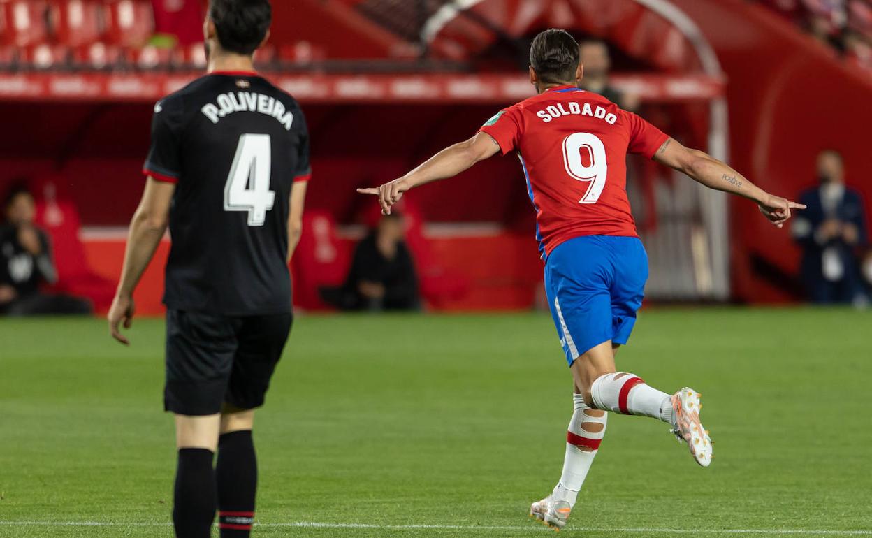 Soldado celebra el primer gol del partido. 