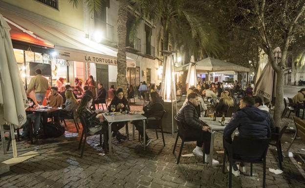 Ambiente en una terraza del Centro, antes de las últimas restricciones. 