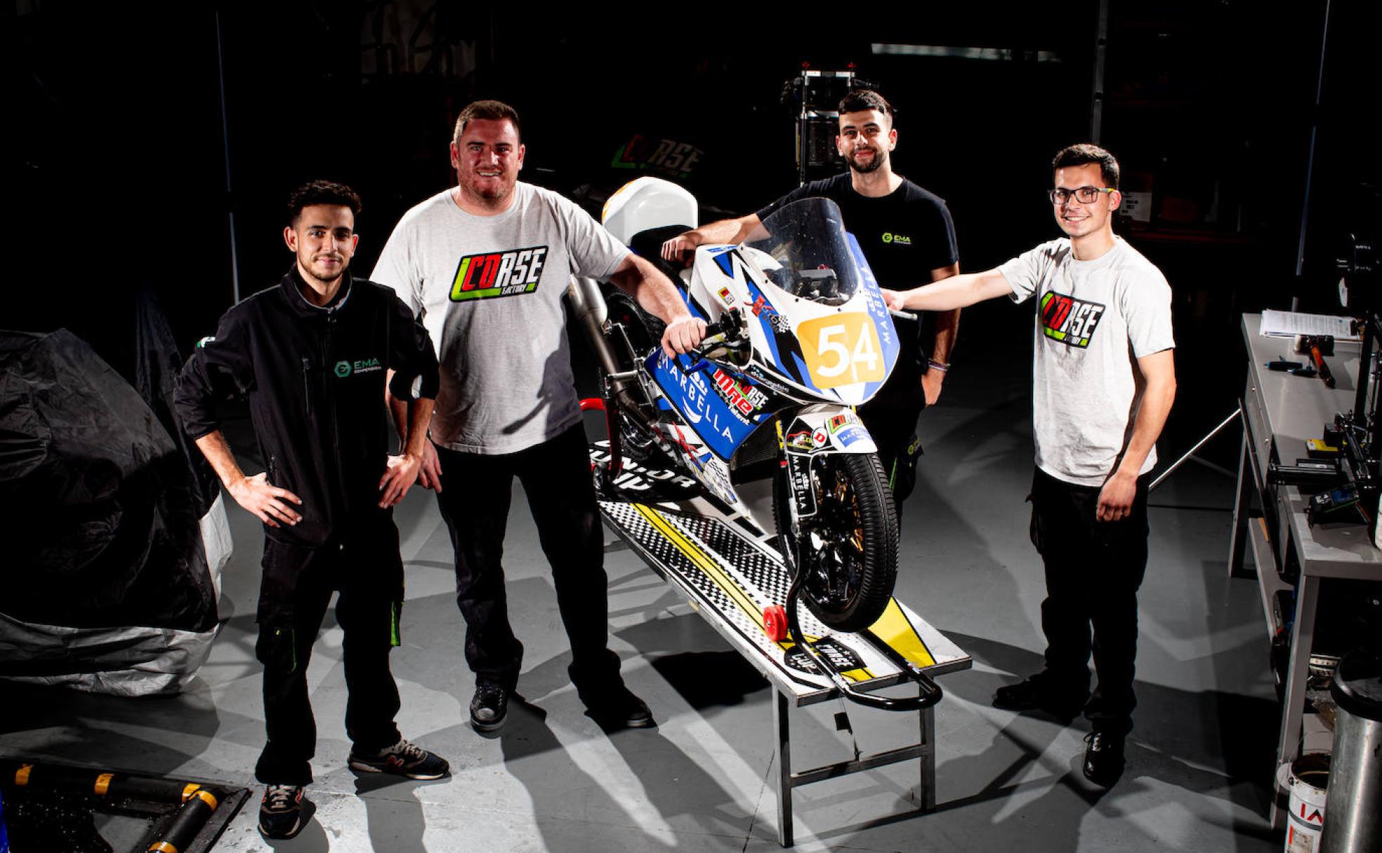 José Manuel Naranjo, segundo por la izquierda, y sus mecánicos. 