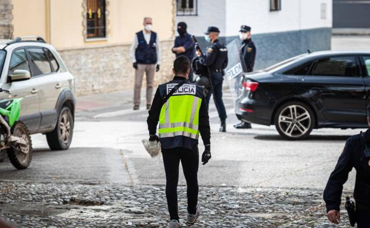 Policías nacionales durante la intervención del miércoles