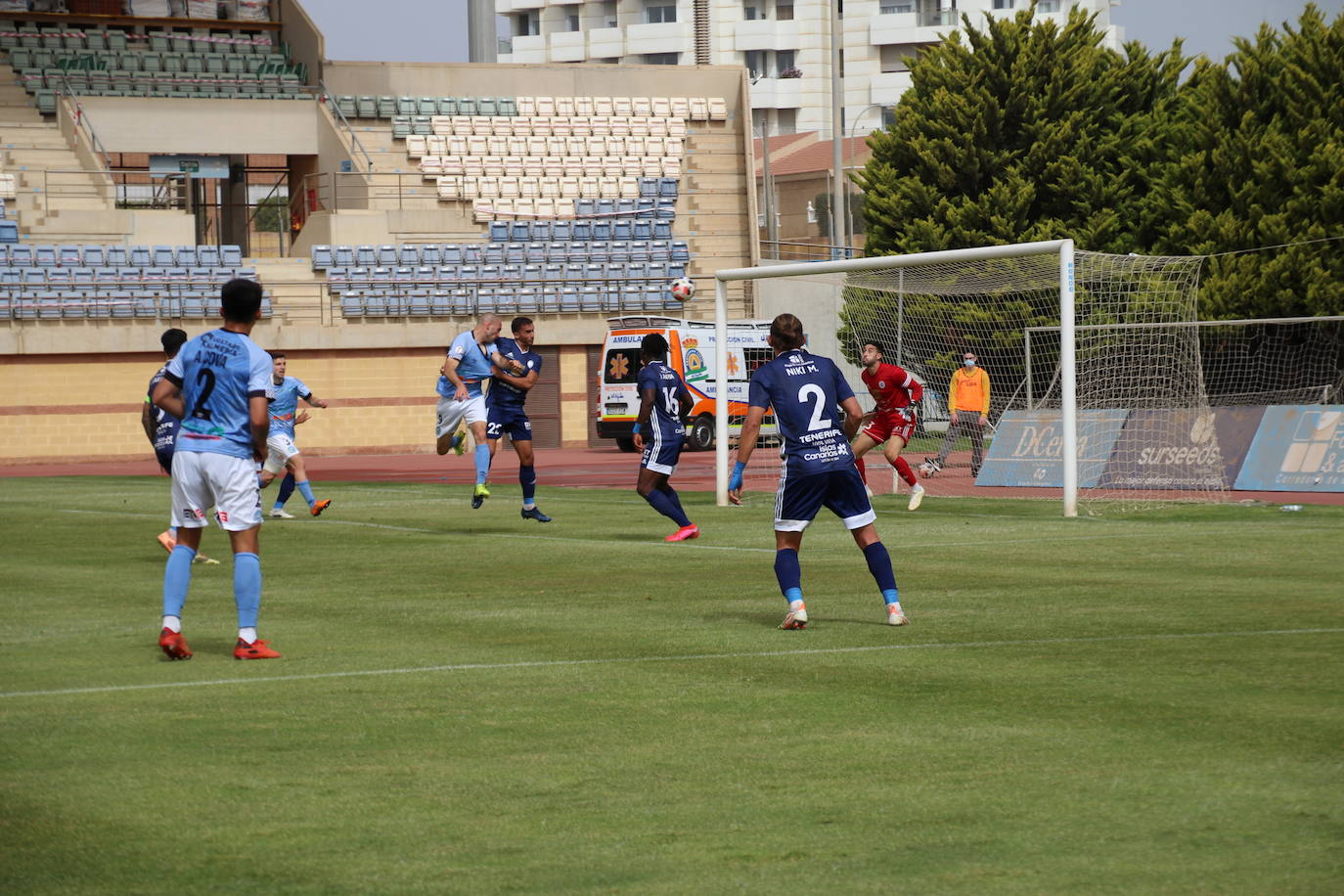Jon Etxaniz remata de cabeza el centro de Adri Cova para poner a los ejidenses camino del triunfo. 
