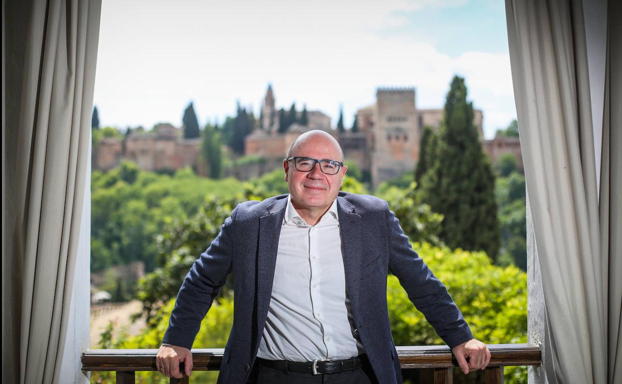 Pedro Mercado, en el Carmen de la Victoria, con la Alhambra de fondo.