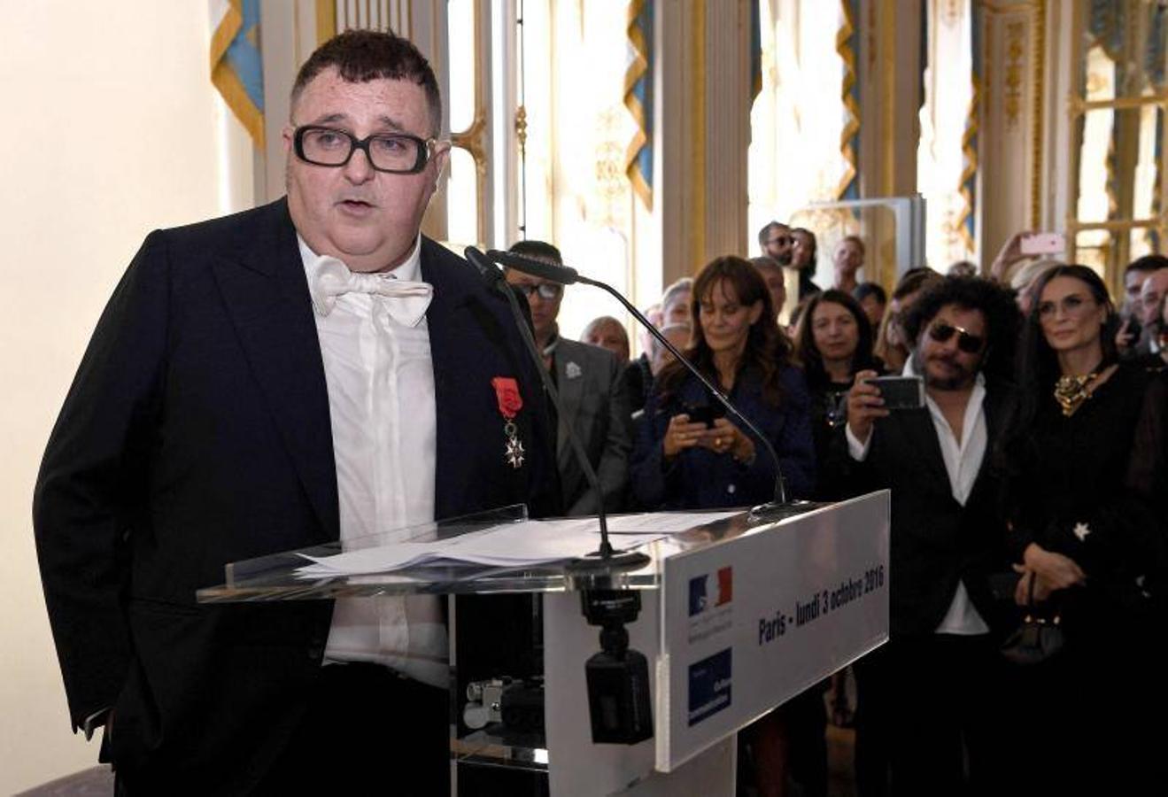 Alber Elbaz, durante su discurso tras recibir el título de la Legión de Honor de Francia, en octubre de 2016.