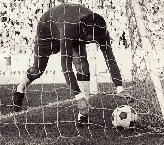 Castro encaja un gol del Granada 71/72.