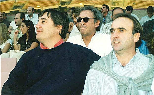 Luis García Montero, a la izquierda, asiste a un partido del Granada en Los Cármenes junto al pintor Juan Vida. Tras ellos, el poeta Antonio Jiménez Millán.