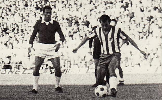 Una jugada de Porta en un partido frente al Gijón.