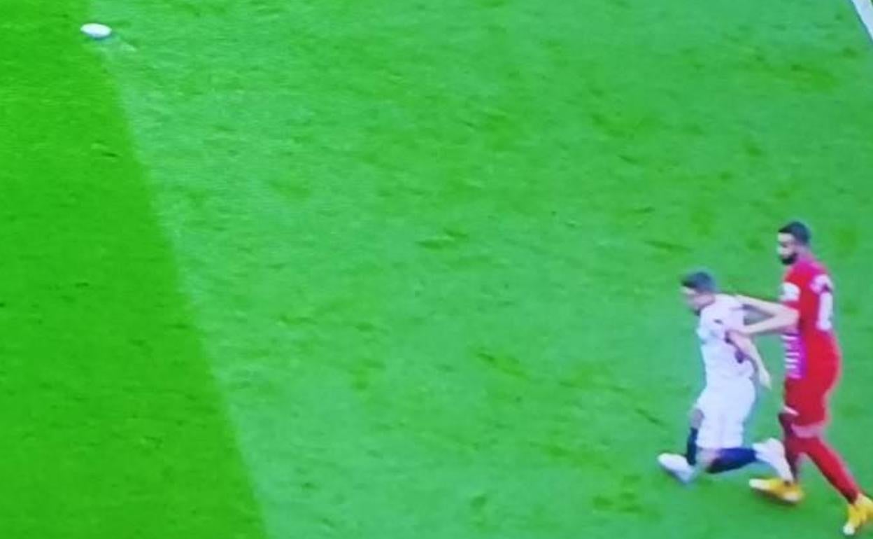 Momento en el que Gonalons estira los brazos y derriba a su adversario. 