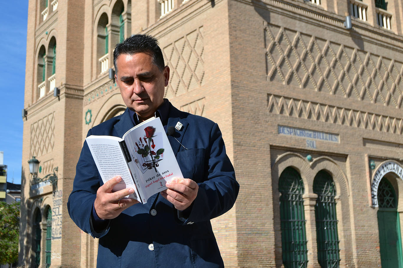 Miguel Ángel Hita posa con un ejemplar de su nueva novela. 