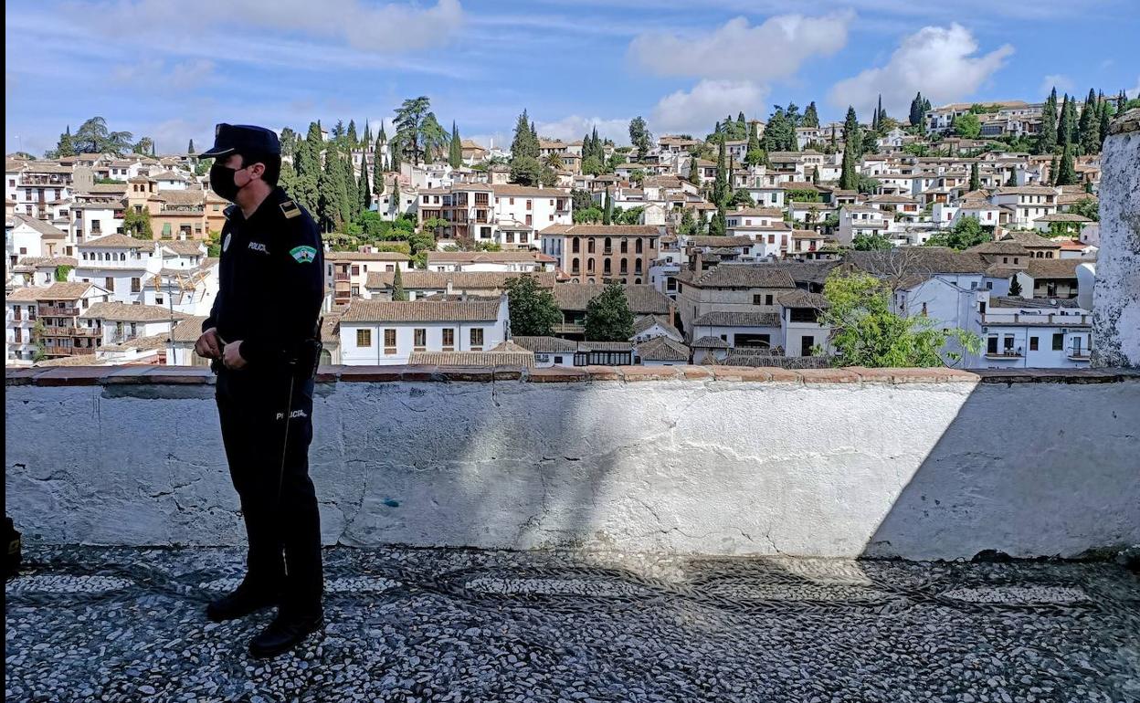 Un agente de la Policía Local, en el mirador en la mañana de este lunes.