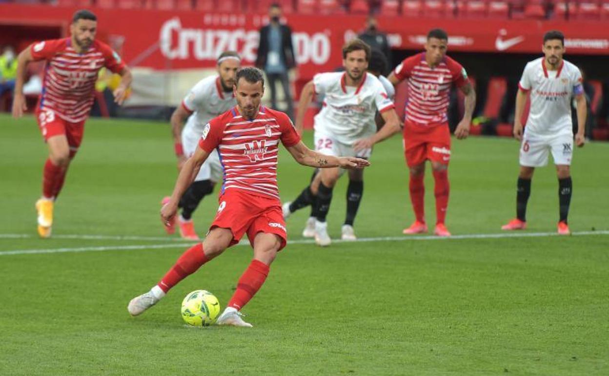 Soldado transforma el penalti en el Pizjuán. 