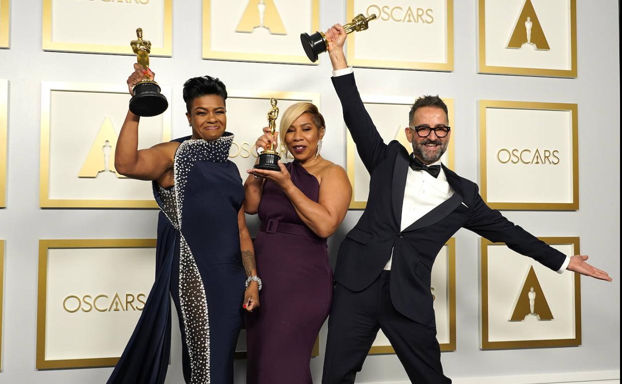 Sergio López-Rivera junto a las maquilladoras de su equipo, Mia Neal y Jamika Wilson.