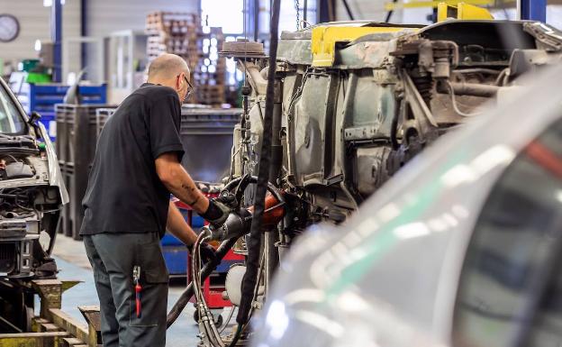 Operario en la factoría de Flins de Renault 