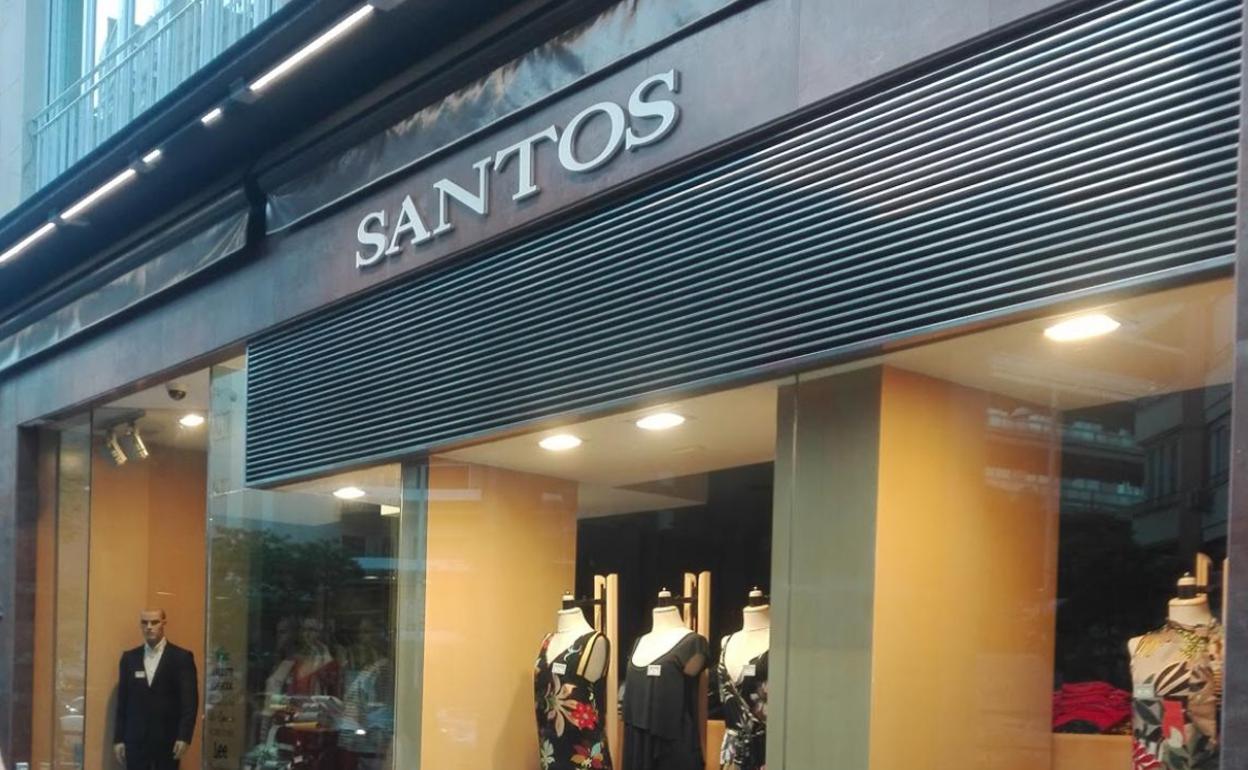 Fachada de una de las tiendas en Santos Moda en Granada capital.