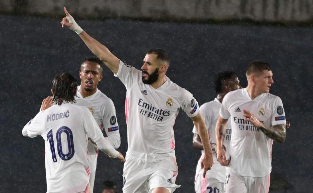 Benzema celebra su gol al Chelsea.