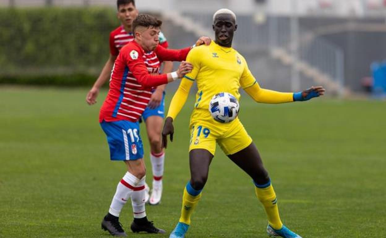 El rojiblanco Aranda intenta robar un balón a Clau en el partido del pasado domingo. 