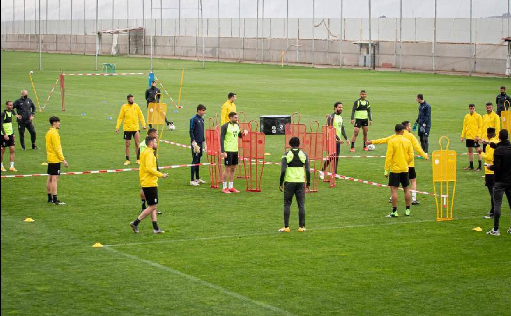 Los futbolistas del Granada, en uno de los ejercicios del entrenamiento del martes. 