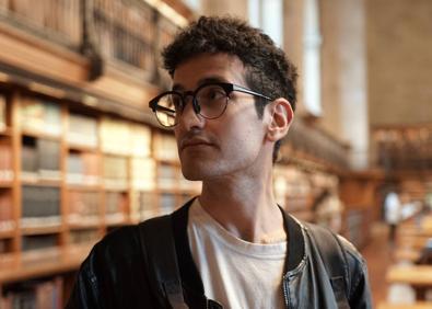 Imagen secundaria 1 - Portada y una de las ilustraciones de 'La Cueva', con su autor, Kaos. 