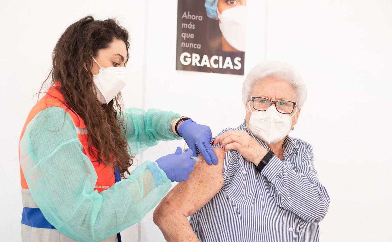 Vacunación | Andalucía busca a mayores de 70 aún sin vacunar contra la covid: así pueden pedir cita