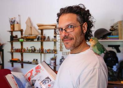 Imagen secundaria 1 - Páginas y portada de 'Los Mentores', con su autor, Francis Porcel. 