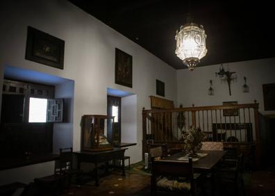 Imagen secundaria 1 - Detalles del locutorio. En la foto de arriba, la ventana traída desde el Castillo de la Calahorra. 