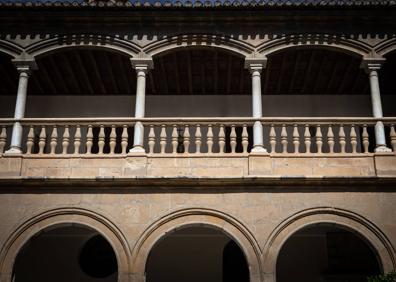 Imagen secundaria 1 - Detalles del Claustro de la Emperatriz. 