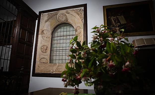 Imagen principal - Detalles del locutorio. En la foto de arriba, la ventana traída desde el Castillo de la Calahorra. 