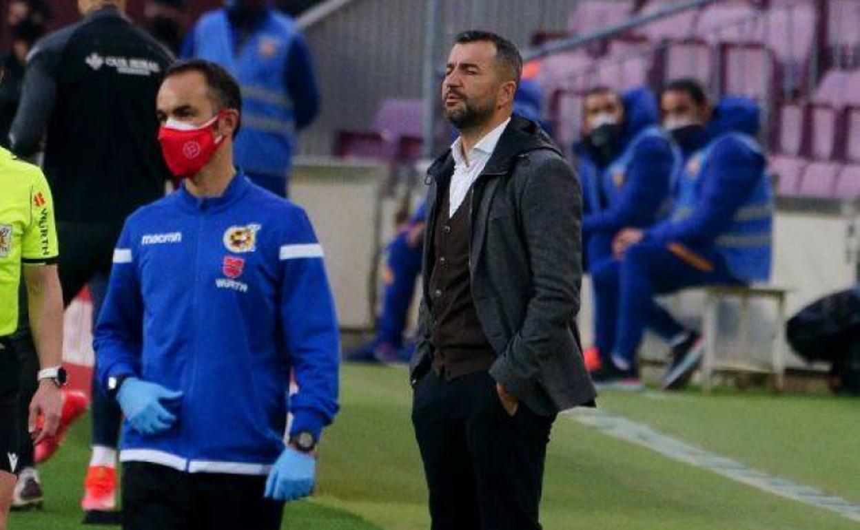Diego Martínez, concentrado durante el partido. 