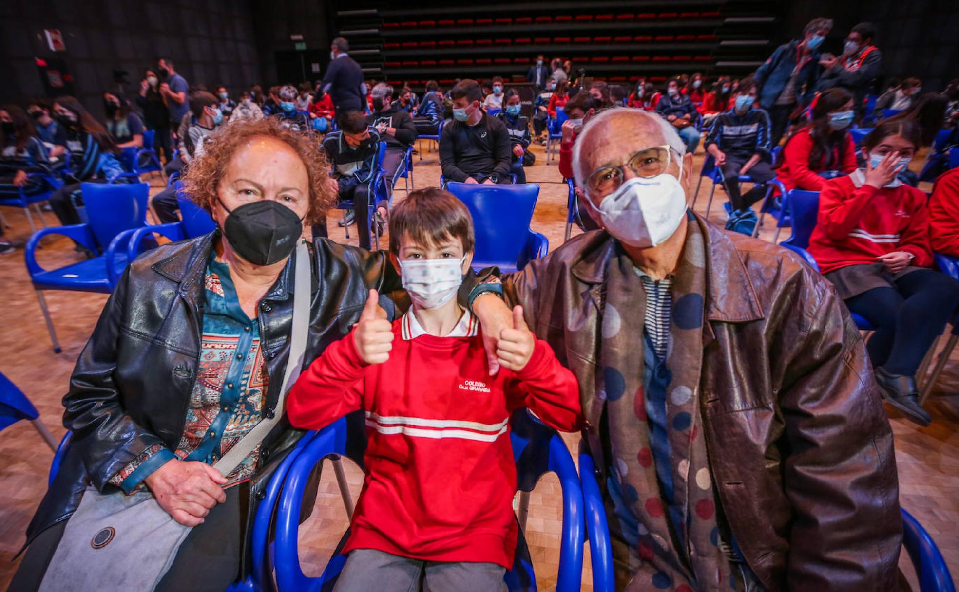 Elías, alumno del CajaGranada, con Lucía y Andrés, sus abuelos, en el Teatro CajaGranada. 