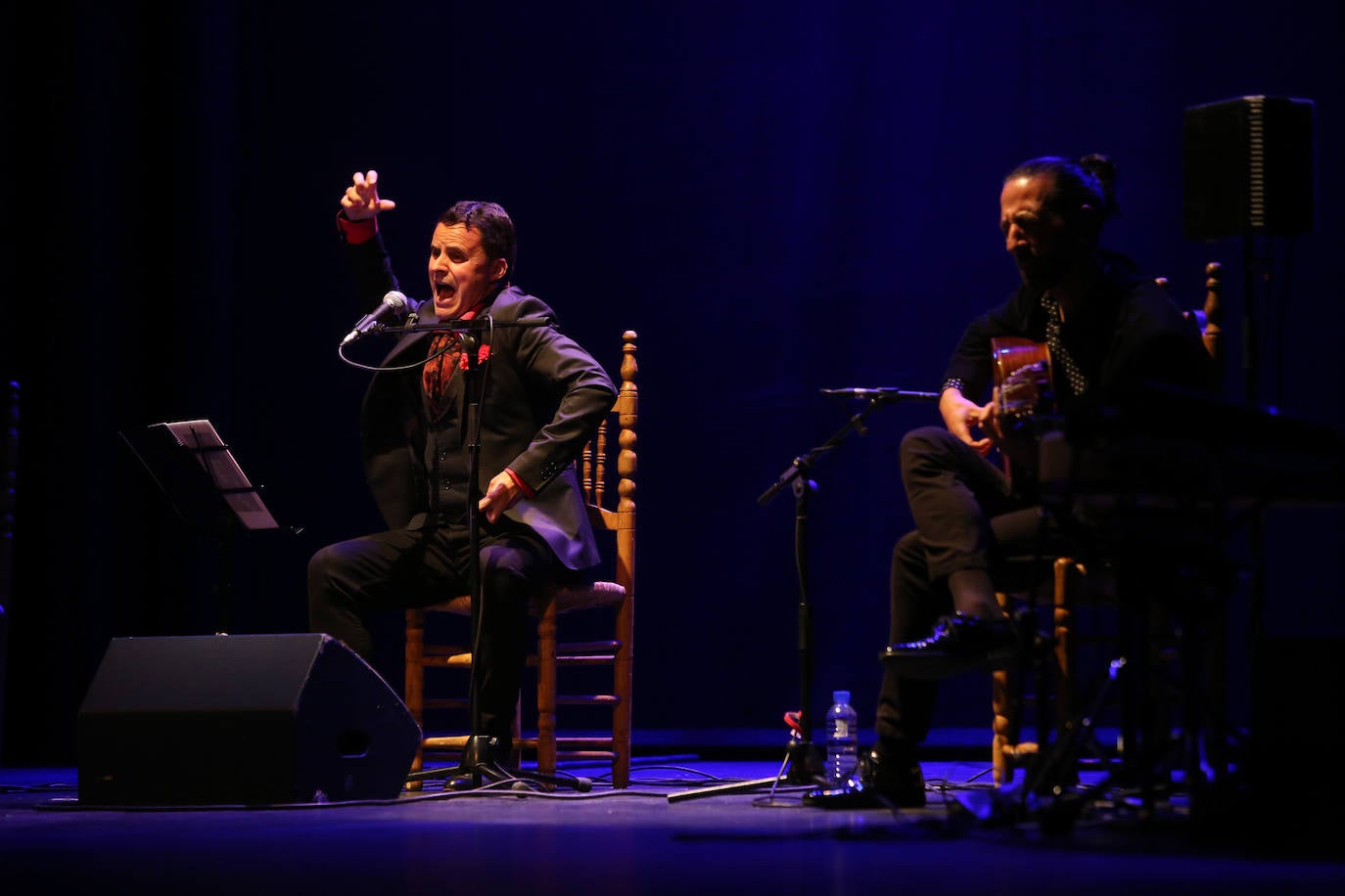 El cantaor Juan Pinilla durante su actuación ayer en el teatro Isabel la Católica. 