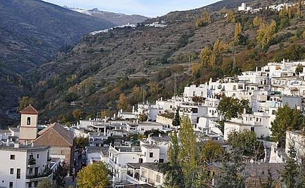 Pampaneira, cerrado el Día de la Cruz: «Esperábamos llenar este fin de semana, todo el pueblo se verá afectado»