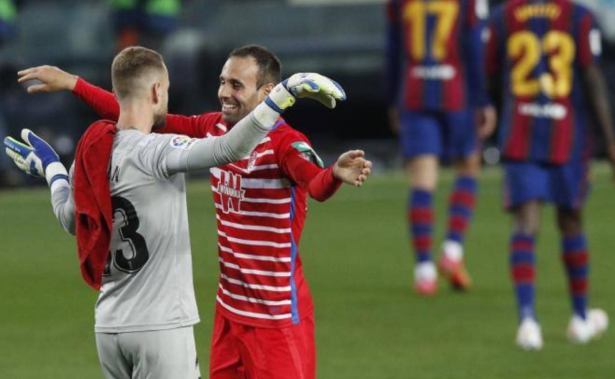 Aarón Escandell y Víctor Díaz se abrazan a la conclusión del partido mientras los jugadores del Barcelona se retiran cabizbajos.