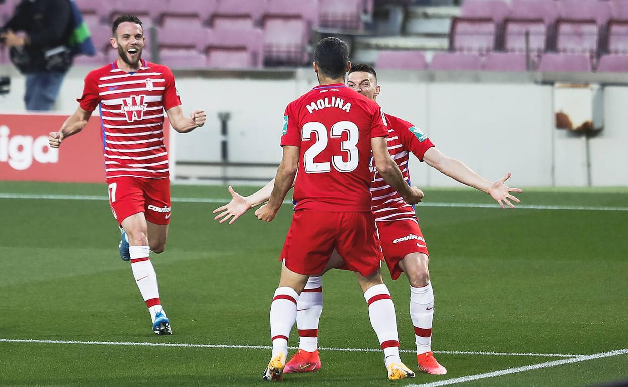Jorge Molina, Adrián Marín y Quini celebran el segundo gol del Granada. 