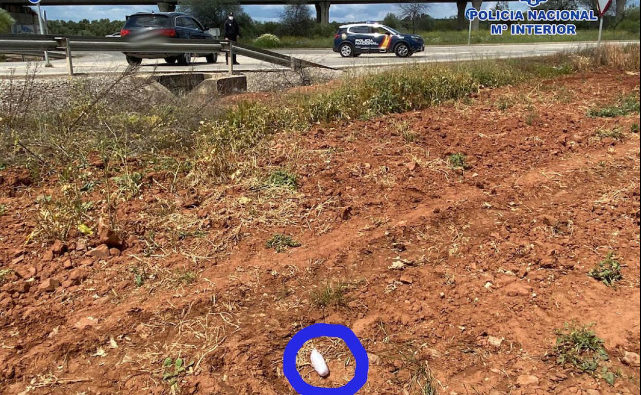 Control policial en uno de los accesos a Linares y paquete de droga arrojado por el detenido. 